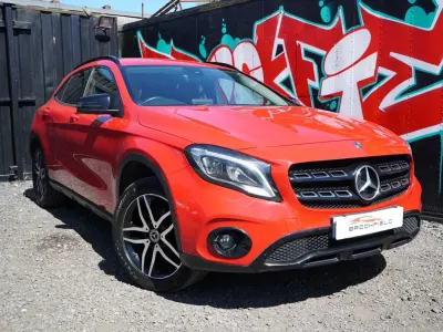 Usado Mercedes GLA180 Urban 122 HP (89 kW) 2019 Vermelho SUV