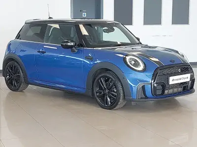 Usado Mini Cooper Premium Plus 136 HP (100 kW) 2023 Azul Citadino