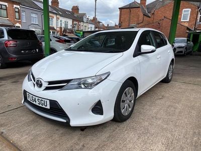 Used Toyota Auris Active 90 HP (66 kW) 2014 White Hatchback