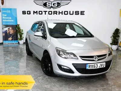 Usado Vauxhall Astra 115 CV (84 kW) 2013 Plateado Utilitario