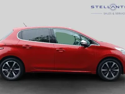 Used Peugeot 208 Allure Premium 81 HP (59 kW) 2018 Red Hatchback