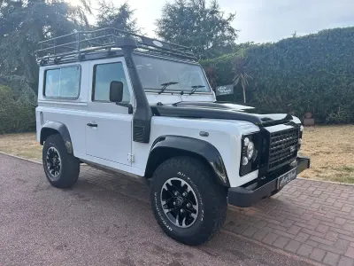 Used Land Rover Defender Adventure 150 HP (110 kW) 2016 White Estate