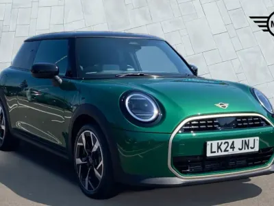 Begagnad Mini Cooper Hatch 154 HK (113 kW) 2024 Grön Halvkombi