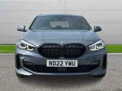 Usado BMW 118 M Sport 134 CV (98 kW) 2022 Gris Utilitario