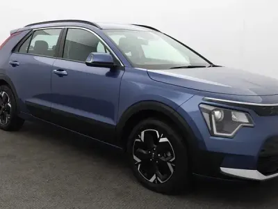 Begagnad Kia e-Niro 150 kW (204 HK) 2024 Blå SUV