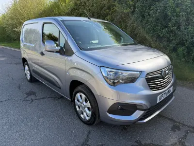 Usado Vauxhall Combo 100 HP (73 kW) 2021 Cinzento Monovolume