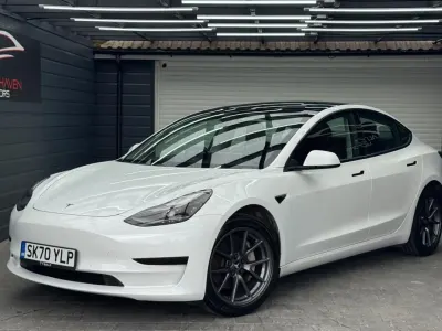 Używany Tesla Model 3 Standard Range Plus 239 kW (325 KM) 2020 Biały Sedan/Limuzyna