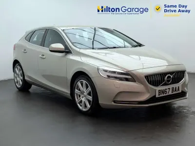 Begagnad Volvo V40 Inscription 152 HK (111 kW) 2017 Guld Halvkombi