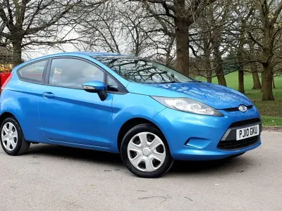 Usado Ford Fiesta 82 CV (60 kW) 2010 Azul Utilitario