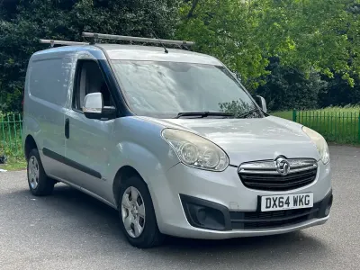 Begagnad Vauxhall Combo Sportive 90 HK (66 kW) 2015 Silver Minibuss