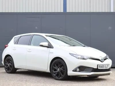 Used Toyota Auris Hybrid Design 134 HP (98 kW) 2016 White Hatchback