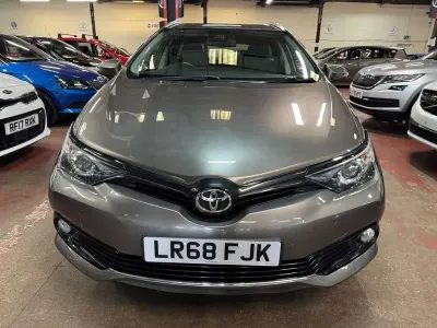 Usado Toyota Auris Design 116 HP (85 kW) 2018 Castanho Carrinha
