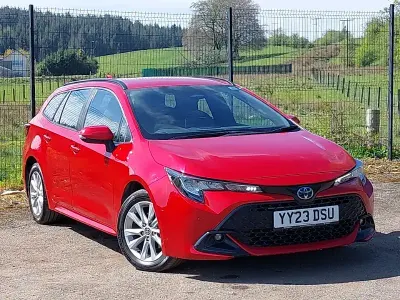 Begagnad Toyota Corolla 140 HK (102 kW) 2023 Röd Kombi