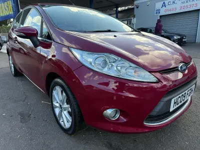 Usado Ford Fiesta Zetec 82 HP (60 kW) 2009 Vermelho Citadino