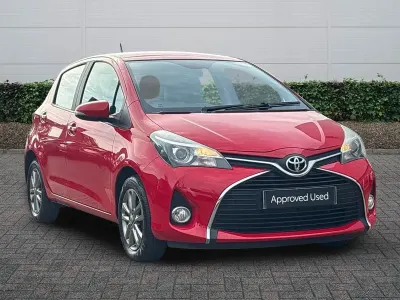 Used Toyota Yaris 99 HP (72 kW) 2015 Red Hatchback