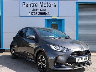 Begagnad Toyota Yaris Hybrid Design 2024 Grå Halvkombi