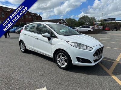 Begagnad Ford Fiesta Zetec 82 HK (60 kW) 2013 Vit Halvkombi