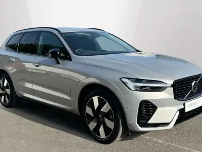 Usado Volvo XC60 Plus 350 HP (257 kW) 2023 Prateado SUV