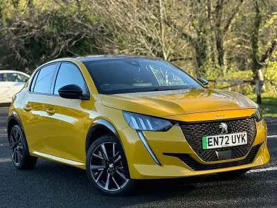 Używany Peugeot e-208 GT 100 kW (136 KM) 2023 Żółty Hatchback