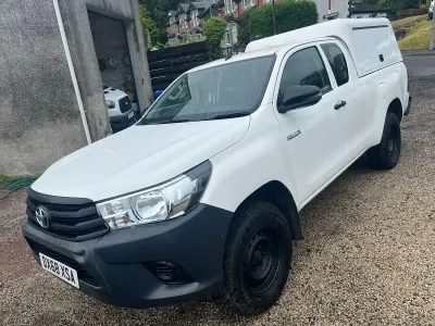 Used Toyota HiLux Active 150 HP (110 kW) 2018 White Pickup
