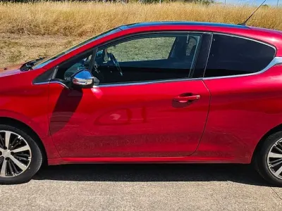 Used Peugeot 208 Allure 2016 Metallic red Hatchback