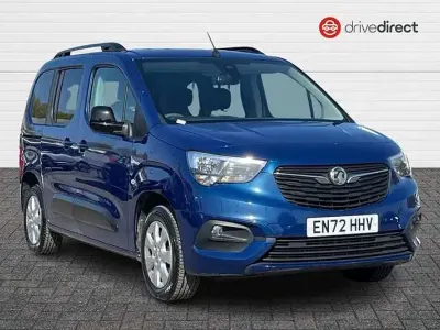 Second-hand Vauxhall Combo Design Edition 2023 Albastru Monovolum