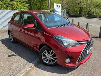 Begagnad Toyota Yaris Multidrive S 99 HK (72 kW) 2015 Röd Halvkombi