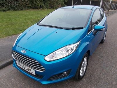 Usado Ford Fiesta Zetec 82 HP (60 kW) 2015 Azul Citadino