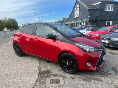 Usado Toyota Yaris Design 99 HP (72 kW) 2017 Vermelho Citadino