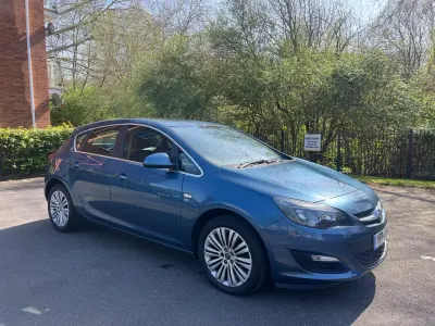 Second-hand Vauxhall Astra Excite 115 CP (84 kW) 2014 Albastru Hatchback