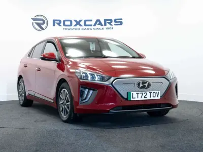Begagnad Hyundai Ioniq Premium SE 100 kW (136 HK) 2022 Röd Halvkombi