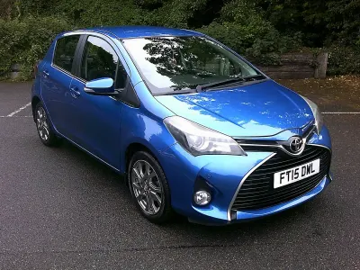Used Toyota Yaris 99 HP (72 kW) 2015 Blue Hatchback