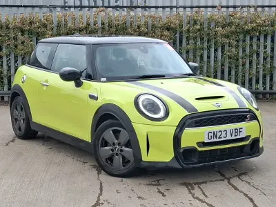 Używany Mini Cooper S Classic 178 KM (130 kW) 2023 Żółty Hatchback