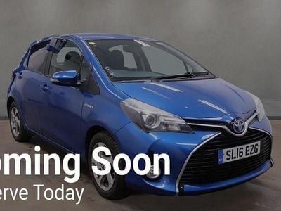 Used Toyota Yaris Hybrid 101 HP (74 kW) 2016 Blue Hatchback