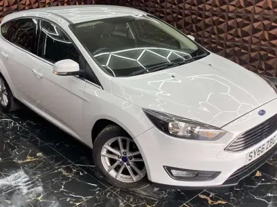 Used Ford Focus Zetec 125 HP (91 kW) 2016 White Hatchback