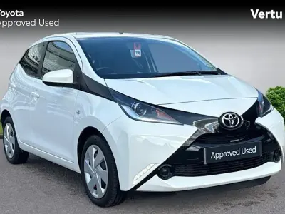 Gebraucht Toyota Aygo X-play 69 PS (50 kW) 2018 Weiß Kleinwagen