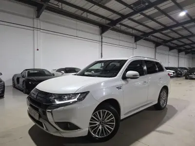 Begagnad Mitsubishi Outlander P-HEV 2020 Vit SUV