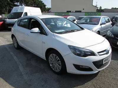 Used Vauxhall Astra Excite 115 HP (84 kW) 2015 White Hatchback