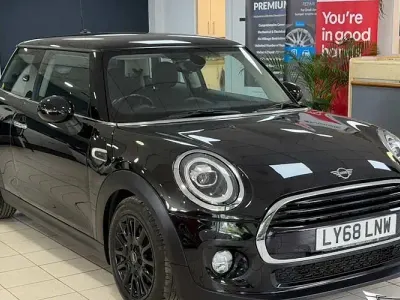 Begagnad Mini Cooper Hatch 136 HK (100 kW) 2018 Svart Halvkombi