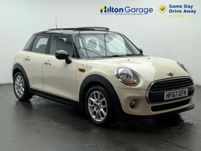 Begagnad Mini Cooper Hatch 136 HK (100 kW) 2017 Vit Halvkombi