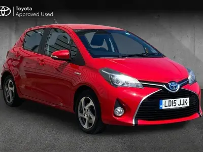 Used Toyota Yaris 100 HP (73 kW) 2015 Red Hatchback