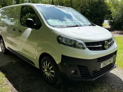 Second-hand Vauxhall Vivaro 120 CP (88 kW) 2021 Alb Monovolum