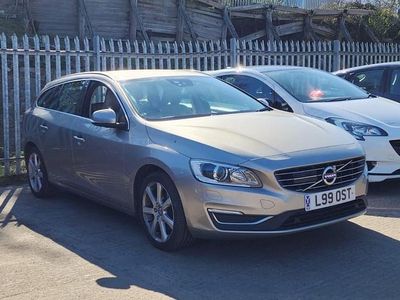 Usado Volvo V60 SE Lux 190 CV (139 kW) 2015 Dorado Familiar