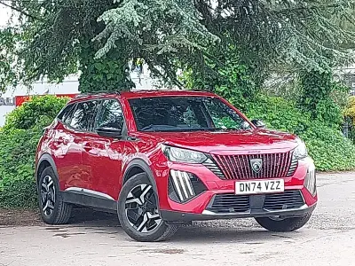 Używany Peugeot e-2008 Allure 100 kW (136 KM) 2025 Czerwony SUV