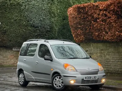 Used Toyota Yaris Verso 2000 Silver MPV