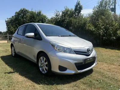Used Toyota Yaris Multidrive S 101 HP (74 kW) 2012 Silver Hatchback