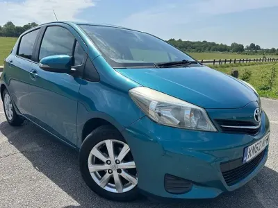 Used Toyota Yaris 99 HP (72 kW) 2012 Turquoise Hatchback