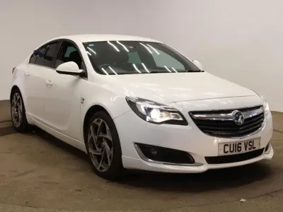 Używany Vauxhall Insignia SRi 170 KM (125 kW) 2016 Biały Hatchback