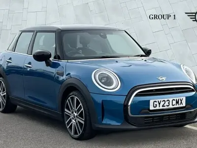 Begagnad Mini Cooper Exclusive 136 HK (100 kW) 2023 Blå Halvkombi