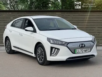 Begagnad Hyundai Ioniq Premium 100 kW (136 HK) 2023 Vit Halvkombi
